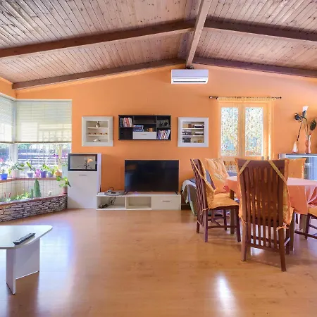 Cherry By Interhome Ližnjan