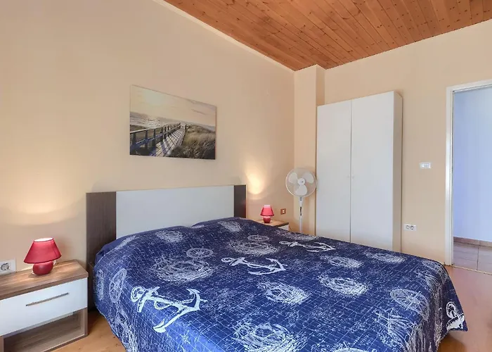 Cherry By Interhome Ližnjan