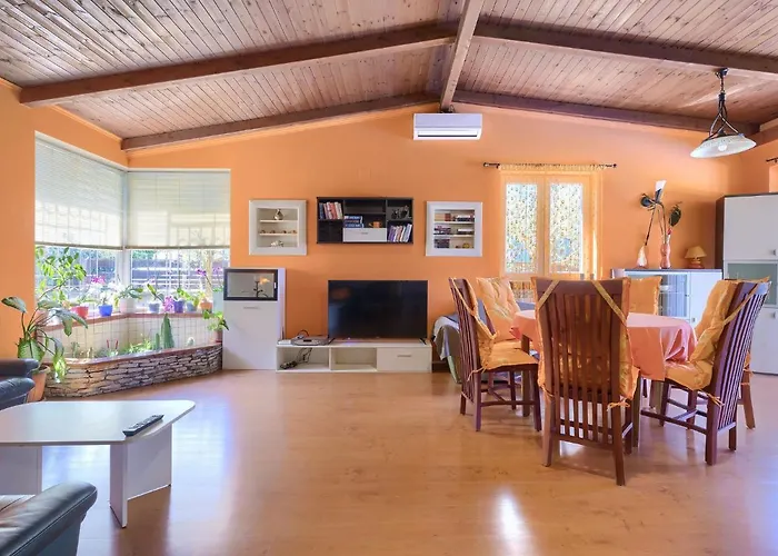 Cherry By Interhome Ližnjan